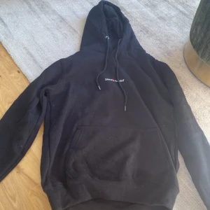 Saint Laurent hoddie - Säljer min saint Laurent hoddie. Inga defekter. Hör av dig om du har några frågor!