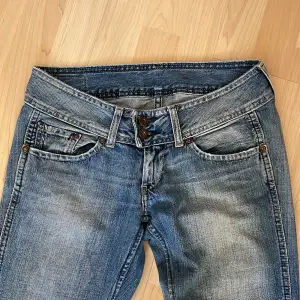Jättefina pepe jeans som tyvärr inte passar mig💓 Midjemått:74cm Innerbenslängd:80cm