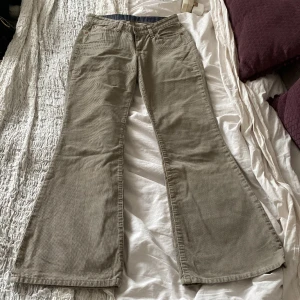 wide leg byxor - Säljer ett par beige manchesterbyxor som tyvärr är för små på mig. Ytterbenslängd: 102 cm Innerbenslängd: 78 cm Bredd vid nedre ben: 27 cm Midjemått: ca 75 cm