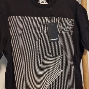 Dsquared - T-shirt size L passar M  Ny med Taggen kvar. Pris 800