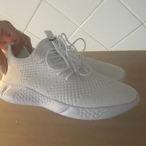 Träningsskor  - Nya träningsskor, jätte fina och bekväma! Storlek 37