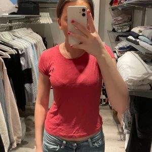 Ralph Lauren t-shirt - Säljer min Ralph Lauren t-shirt i barn storlek 140/76. Passar mig som har Xs/S i övriga dam kläder! 💕