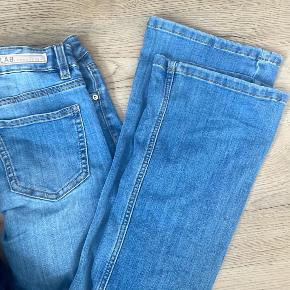 Jätte fina blåa jeans säljer då dom inte längre passar, pris går att diskuteras! ⚠️Läs bio innan köp⚠️. Jeans & Byxor.