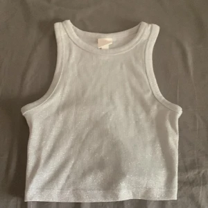 Glittrigt linne - Bra skick användt en gång på nyårsafton, silver glittrigt storlek xs💗