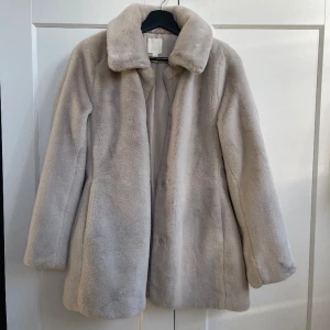 Fluffig kappa - Jätte fin i skicket, mjuk och fluffig. Går precis med under rumpan, säljer pga för liten