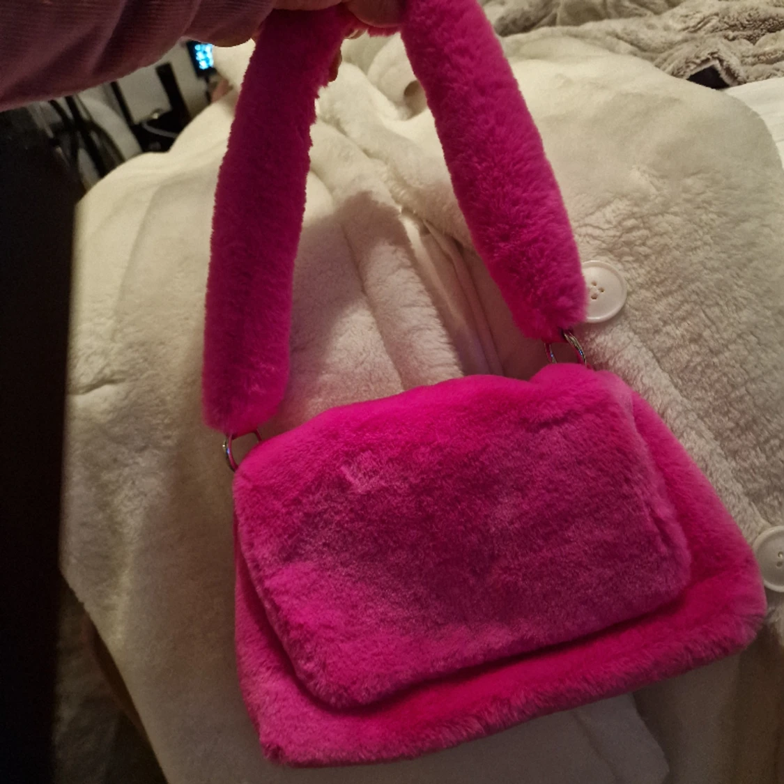 Fluffig rosa väska
