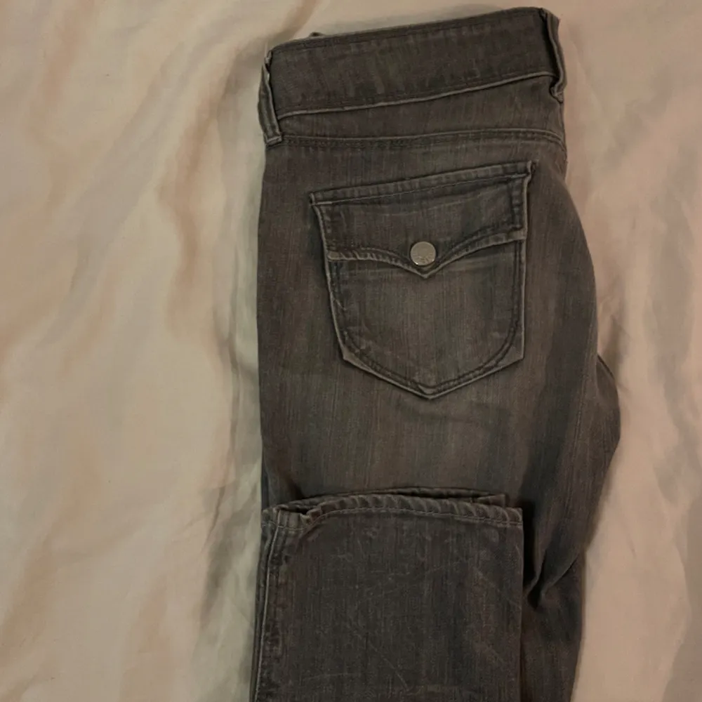 Jättefina gråa lågmidjade jeans från ett märke som heter Squin. Har midjemått 74/strl W26 och innerbenslängd 77-78 ⭐️. Jeans & Byxor.