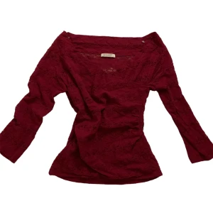 y2k spets topp - så snygg vinröd spetstopp från portmans⚡️står strl m men skulle säga sitter mer som s/m. hör av dig vid minsta lilla fråga💗använd gärna köp nu