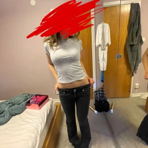 T-shirt - Säljer en enkel fin grå t-shirt 🥰💓 Strl är 130 men jag har vanligtvis Xs-S i andra plagg så man ser hur den sitter på mig.