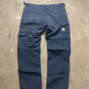 Vintage carhartt marinblå  - Bra skick aldrig använt förutom när jag provade dom. 