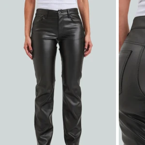 Skinnbyxor - Säljer dessa helt oanvända skinnbyxorna från bikbok då de inte kommer till användning. Modellen heter ”Pu Low Byxa i Skinnimitation”. De är låga i midjan och långa i benen på mig som är 166cm. 💘