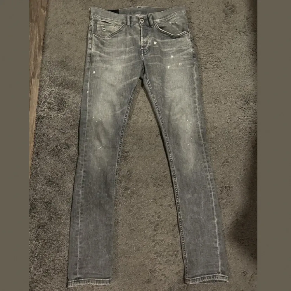 Dondup George jeans | Skick: 9.5/10, nästan aldrig använda | Storlek: 30 | Nypris: 3299 | Pris: 1199 | Fraktar via postnord eller instabox 🚚📦 | Hör av dig vid minsta fråga eller fundering |. Jeans & Byxor.