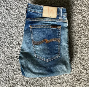Nudie jeans - Tja! Säljer mina Nudie jeans i en sjukt snygg tvätt, Inga slitage eller defekter! Storleken är 30/32. Vid fler frågor, skriv gärna privat // Erik