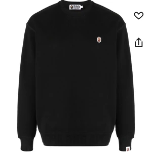 Bape sweatshirt  - Säljer min bape sweatshirt då den it kmr t användning nån mer, den är i ny skick och original pris är runt 1500kr men säljer den nu för 1000, de står att de e storlek XL men de stämmer it, den är i S, kan skicka mer bilder i dm (pris kan diskuteras)