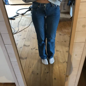 Lågmidjade jeans  - Ett par jättefina lågmidjade jeans från Weekday. Knappt använda och är i väldigt bra skick! Storlek 24/32