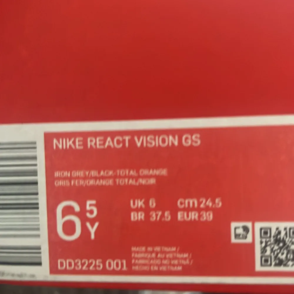 Nike react vision  Helt nya aldrig haft på mig dom  Säljer dem eftersom dom var för små  Pris kan diskuteras . Skor.