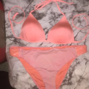 Två olika bikinis  - Två jätte fina bikinis, båda för 250kr, en för 100kr🥰