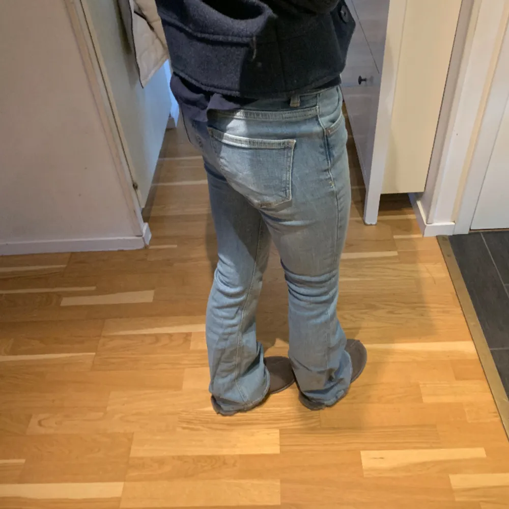 Low waist bootcut jeans dam i ljusblå färg. Storlek xs. Som helt nya har nog bara andvändt en gång för de var tyvärr för stora på mig.    Midjemått: 35cm  Innerbenslängd: 80cm. Jeans & Byxor.