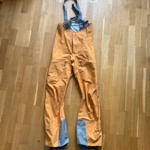 Houdini skalbyxor  - Säljer dessa oranga skidbyxor från Houdini. Storlek S. Nyskick.   Nypris 6500kr 