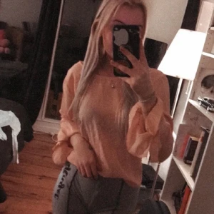 Blus  - Fin rosa skjorta i strl 36/S✨ den har små detaljer som band längst ut på armarna å har tyvärr en liten slitning i sömmen i ena armhålan, se bild tre💞