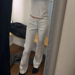 Kostymbyxor  - Intressekoll på mina kostymbyxor, använda en gång men tyckte inte riktigt att dom passade mig❤️från bikbok nypris 500, lite små fläckar längst ner då dom va lite för långa för mig❤️