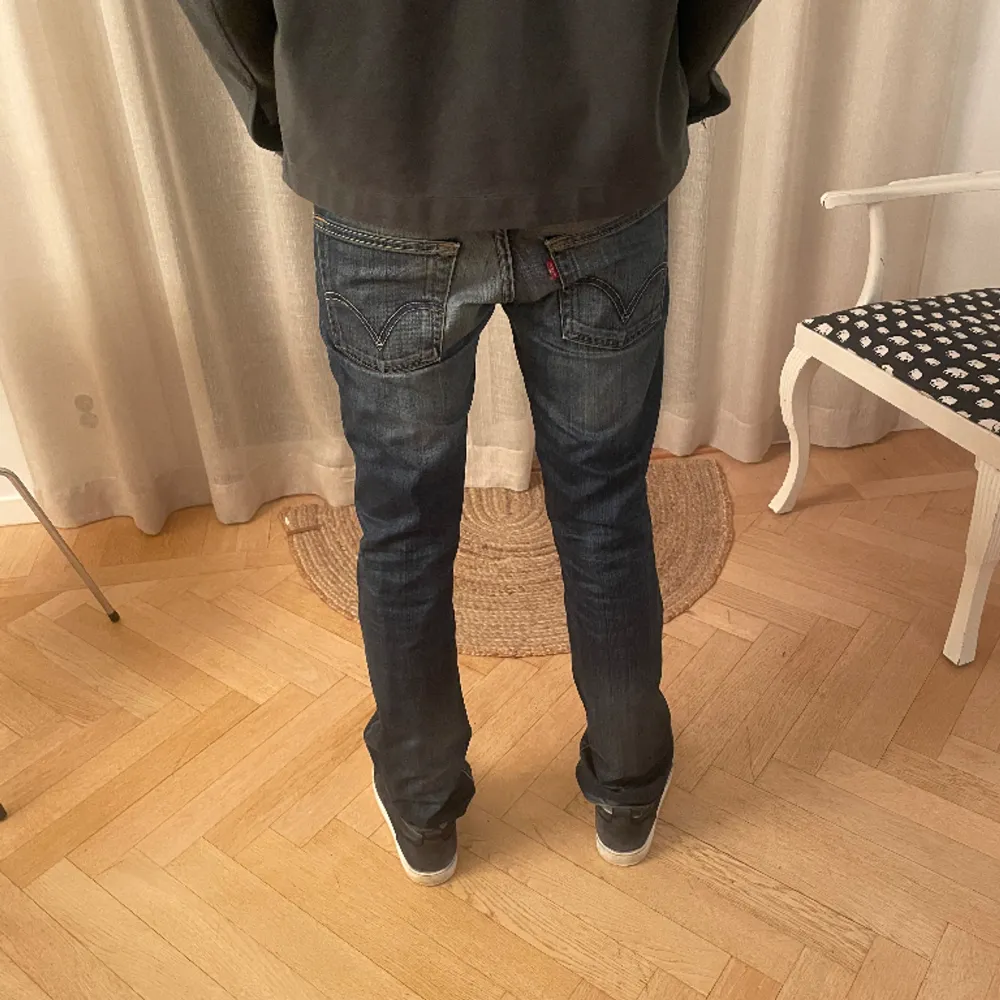 Säljer dessa riktigt snygga och stilrena jeans från Levi’s Modell: 511 Slim. Storlek: W29 L34. Nypris: 1099kr. Vårt pris: 399. Pris kan diskuteras. Hör av dig vid minsta funderingar! Mvh. Jeans & Byxor.