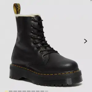 Säljer mina fuskpälsfodrade plattforms Dr martens. Använda max 3 gånger så nästan i helt nyskick. Storlek 38. Nypris 2500kr säljer för 1500 eller prisförslag<3