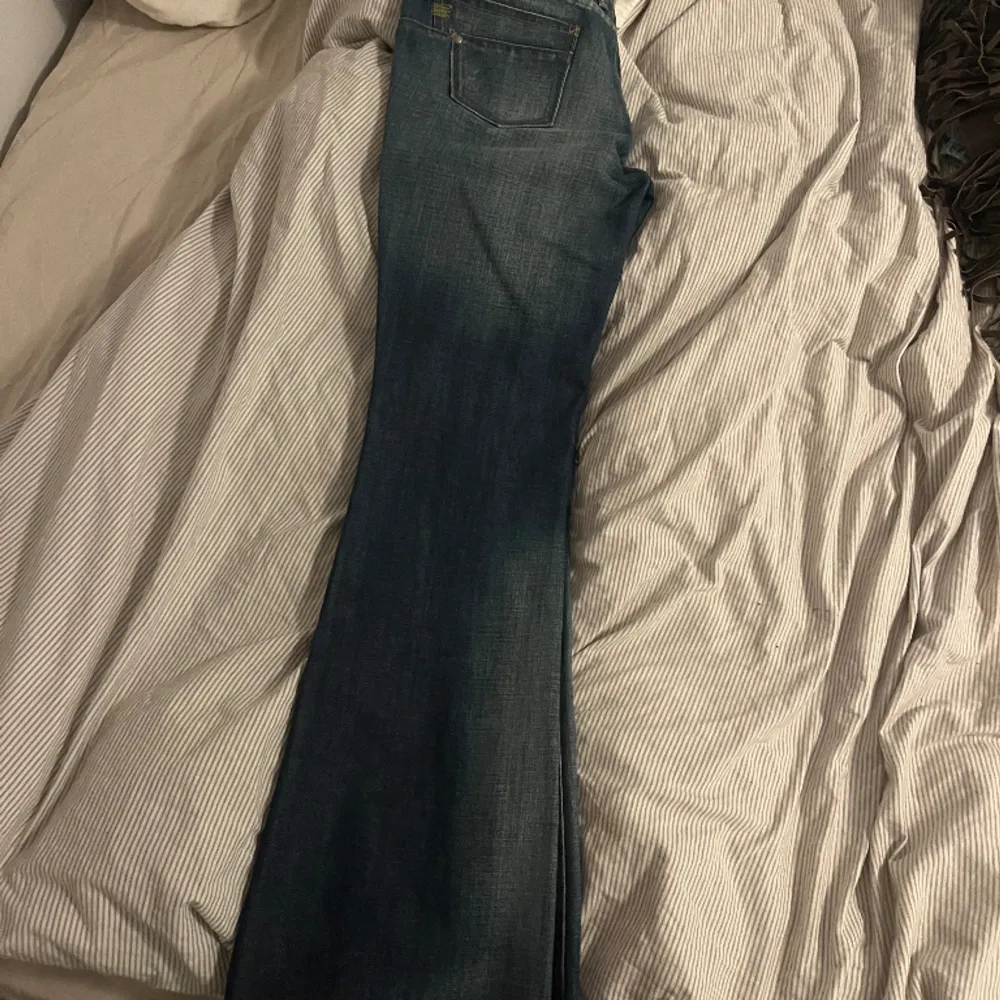 Supersnygga bootcut jeans! Lågmidjade och jättesnygg färg. Är storlek 30/34 men passar mig som brukar ha M och är långa💞. Jeans & Byxor.