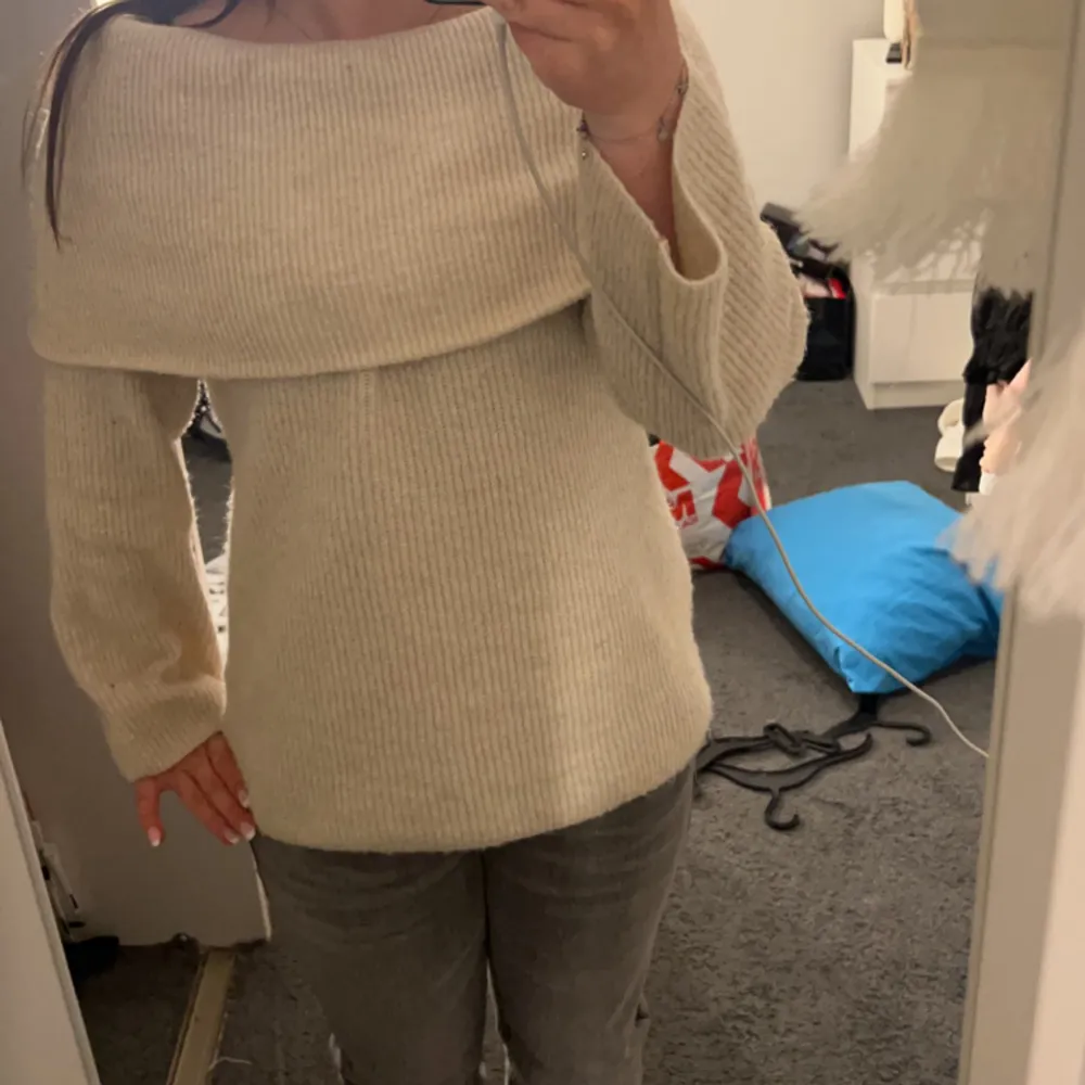 Säljer denna fina offshoulder tröja ifrån H&M som är slutsåld just nu. Jättefin men jag har tröttnat på den då jag använt den ca 10-12 ggr. Men den är fortfarande i fint skick❣️PS:finns även i grå!. Tröjor & Koftor.