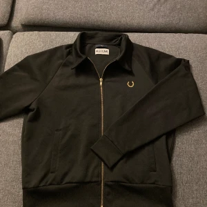 Fred Perry tröja - Säljer då den varit för stor för mig, fick den för några år sedan men bara legat i garderoben. Väldigt bra skick, inga defekts eller hål