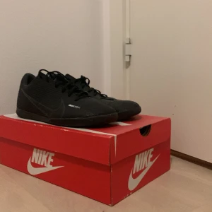 Nike Mercurial - Jag säljer de här Nike Mercurial inomhusskorna de har använts ett fåtal gånger men är i bra skick och har bra kvalitet, även bjudning på frakt kan även tänka mig att gå ner i pris. Köpta för 750 kr har även kvitto