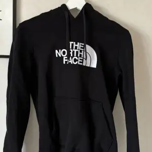 Svart hoodie från The North Face, aldrig använd. Ny men borttagen prislapp. Köpt för 1000 kr i december 2022.