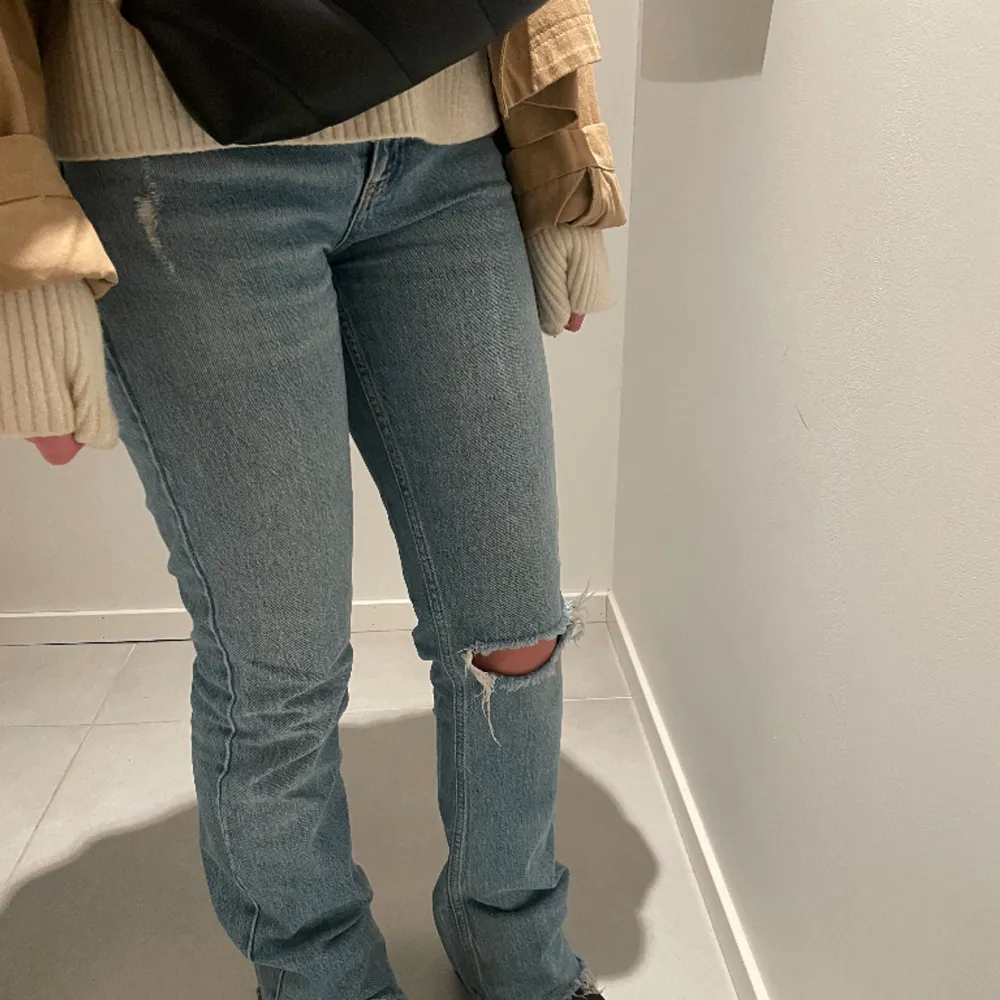 Ett par fina jeans från Gina! Dom är i fint skick och nästan inte alls använda.  Passar perfekt nu till hösten och matchar till alla olika outfits!  Köparen står för frakt. . Jeans & Byxor.