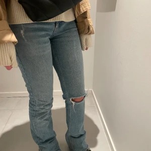 Jeans - Ett par fina jeans från Gina! Dom är i fint skick och nästan inte alls använda.  Passar perfekt nu till hösten och matchar till alla olika outfits!  Köparen står för frakt. 