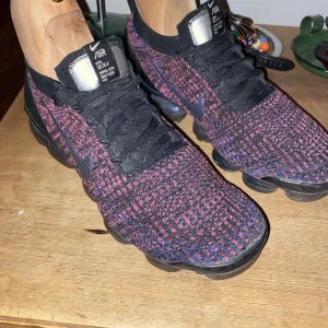 Nike vapormax flyknit - Hej!! Jag säljer mina använda Nike vapormax eftersom de inte passar min stil riktigt. De är använda några få gånger så innersulan kan se lite använd ut men resten av skon ser som ny ut. Köpta på footlocker i paris för 2000. Dm för flera bilder och frågor😁