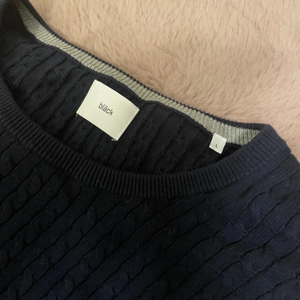 En mörkblå stickad tröja från märket bläck. Storlek L. . Tröjor & Koftor.