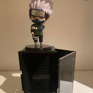 Kakashi action figure.Displayboxen ingår.Färg alternativ för displayboxen är svart och grå.skriv gärna privat om fler bilder önskas eller om det är något du undrar.