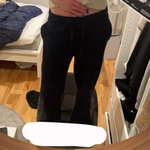 Marinblåa mjukisbyxor  - Säljer dessa superfina och supersköna mjukisbyxor ifrån Gina tricot, i marinblå färg. Inga defekter då jag inte haft dem länge alls. Säljer då jag ska köpa ett par andra, jag är 165-166 och de passar mig perfekt i längden. Orginalpris: 300