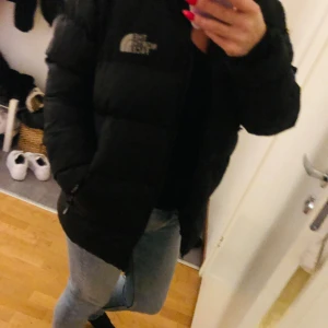 North face jacka  - Strl S , trasig under armen och i innefodret lätt att laga om man kan sy. 