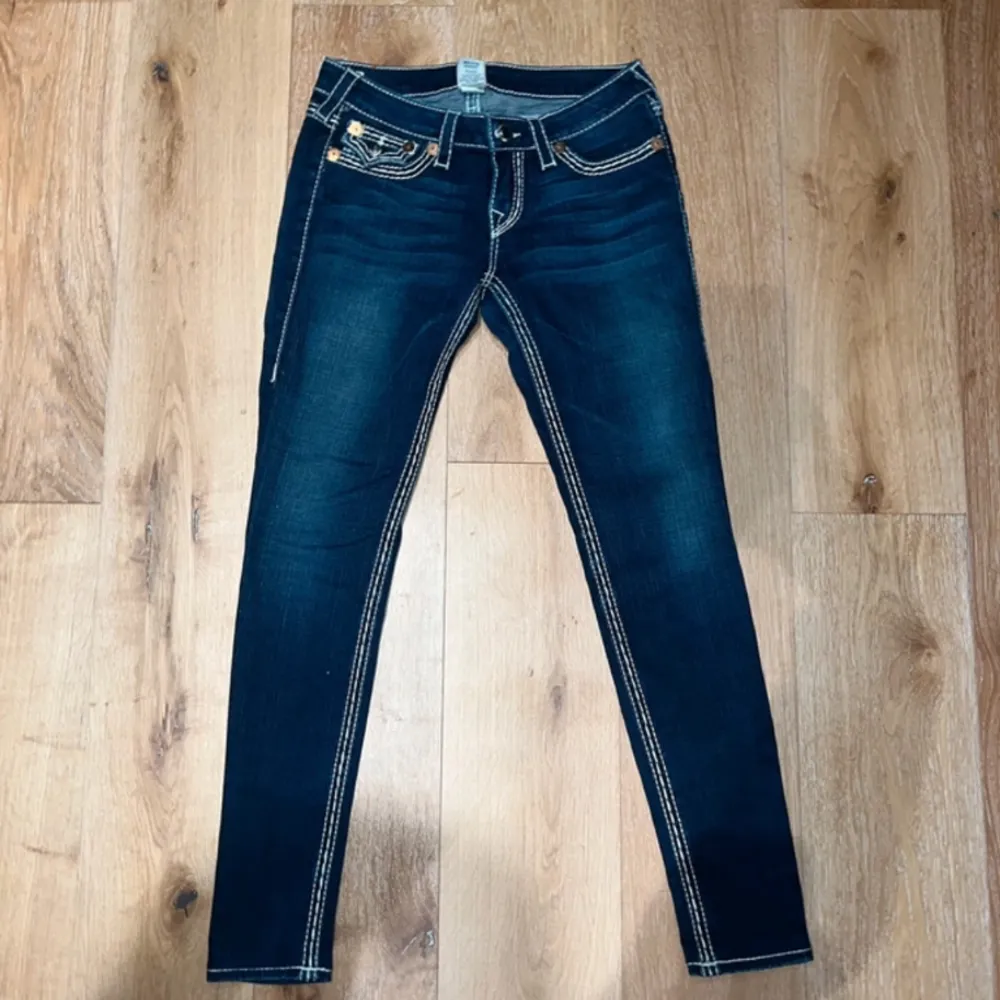 True religion Julie big t jeans i storlek w29 är själv storlek 36 / s och dom passsar mig bra. Jeans & Byxor.