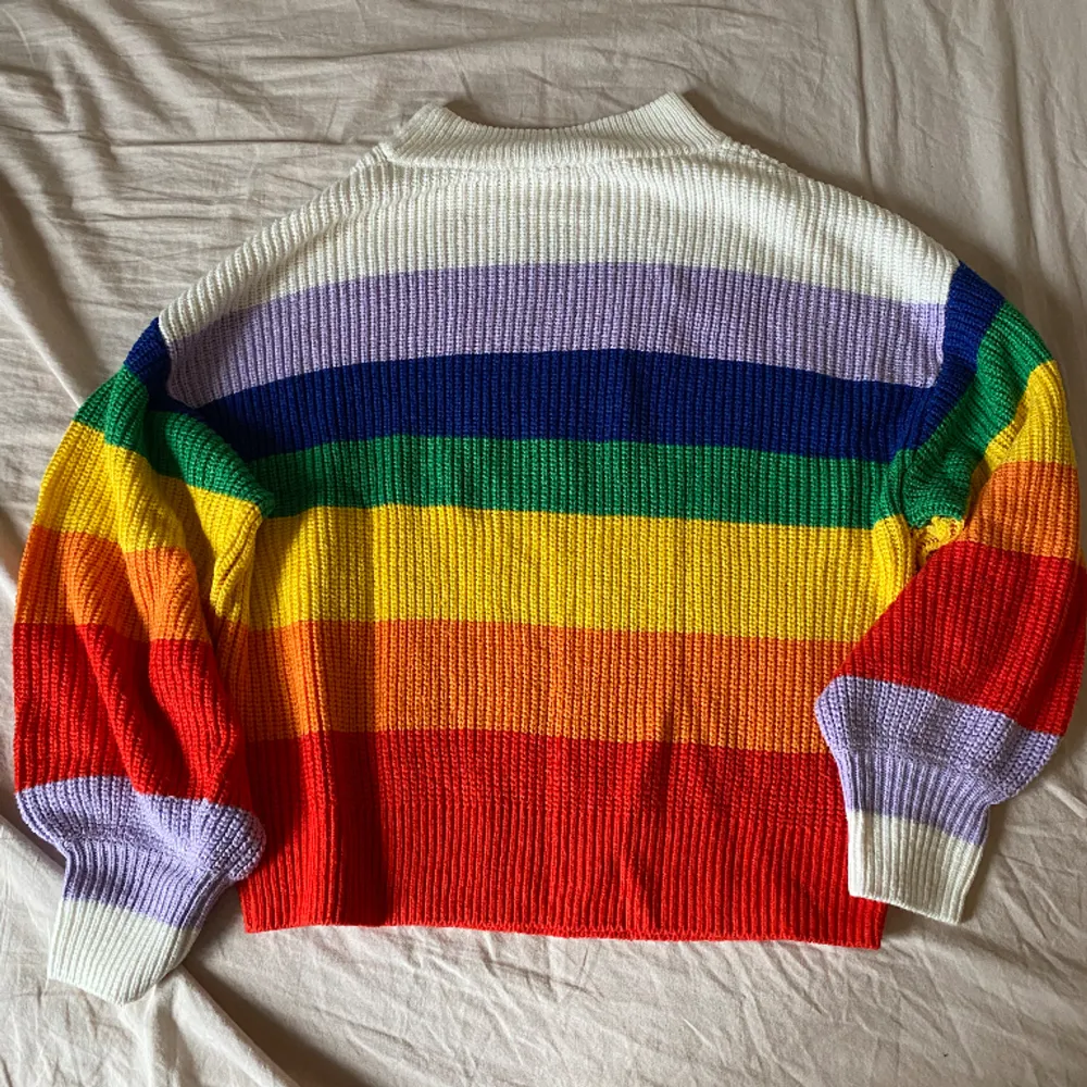 Sweater tröja med regnbågs print. Tröjor & Koftor.