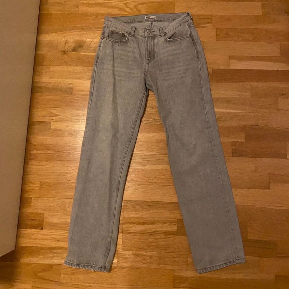 Superfina gråa lågmidjade jeans från ginatricot som inte kommer till användning då de är för långa. Jag är 164 cm och de går lite över min häl. Använd gärna köp nu!☺️. Jeans & Byxor.