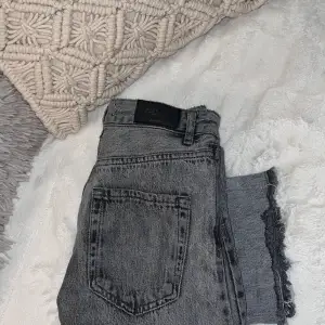 ”Wide leg” högmidjade gråa jeans från stradivarius i storlek 34 Braa skick