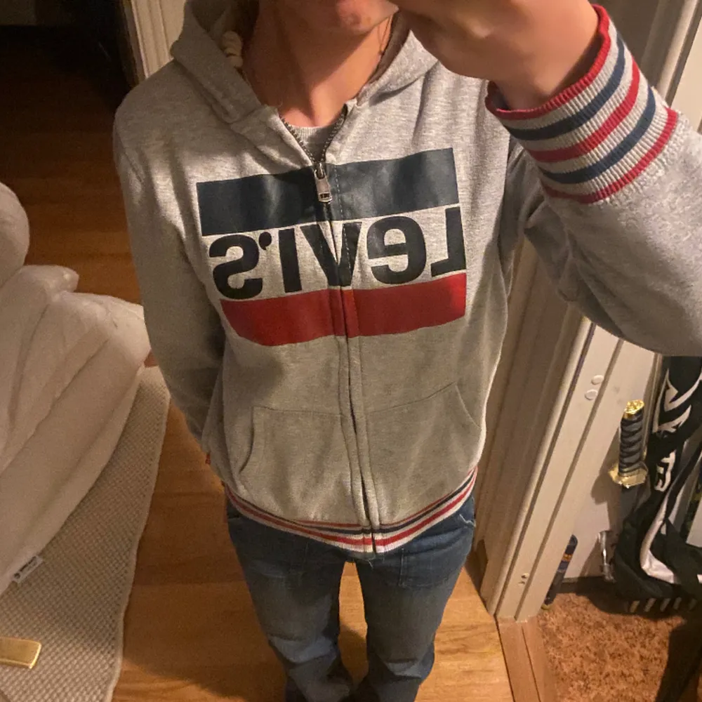 Säljer grå Levi’s hoodie som tyvärr inte kommer till användning längre. Storlek 164 i barn men passar mig som har S. Använt fåtal gånger men bra skick! Hör av dig vid intresse💕. Hoodies.