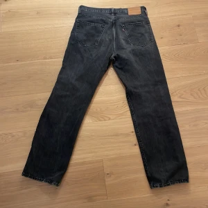 Levis straight jeans - Tjena! Säljer dessa snygga Levis jeansen. Modelen är 50s straight och är i storlek 32 32. Säljer dom då dom inte är min stil och inte kommer till användning. Skicka 9/10 andvänds väldigt sällan. Ny pris ca 1400kr mitt pris: 249kr men kan diskuteras.