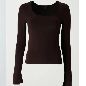 Tröja med slita - Brud tunn tröja från Gina Tricot med slits i ärmarna i storlek S (Den är lite ljusare i verkligheten)🤍