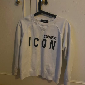 Dsquared2 Tröja - Säljer min Dsquared2 tröja då jag inte använder den. Använt tröjan ca 3 gånger. Den är i storlek XS men den är lite oversized så skulle säga att den passar även M/S beroende på om man vill ha den oversized eller tight. Köpt för ca 2500