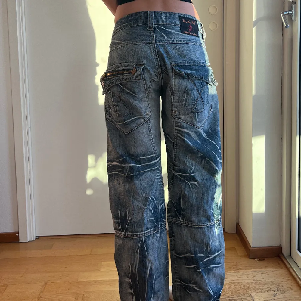 Coola baggy jeans från märket K&M 🩶Stora i modellen (93cm långa) men passar mig bra low waist 🩶 För referens är jag 163cm lång🩶. Jeans & Byxor.