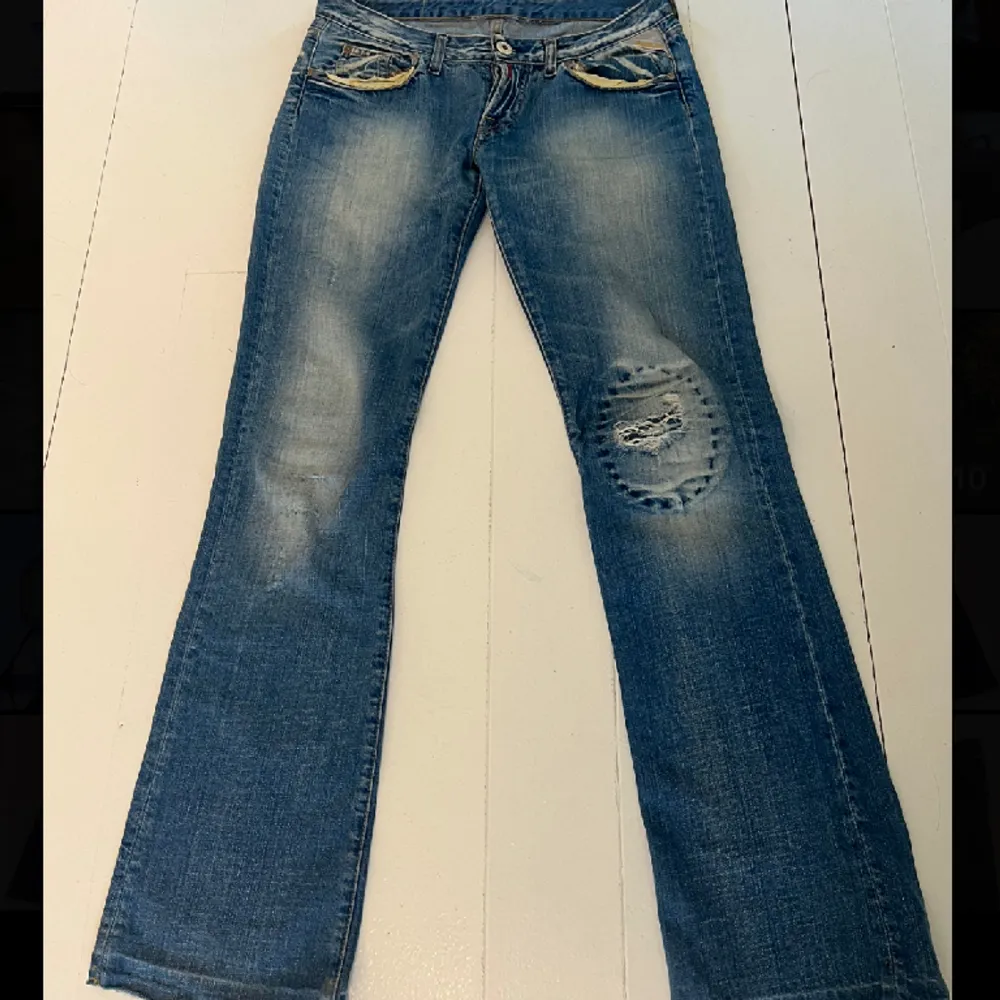 Säljer ett par jättesnygga jeans i ganska bra skick ifrån Replay. Innerbennslängden är 84 cm och midjemåttet 83 cm. De är uppsprättade där nere. Skriv för fler frågor eller bilder. Jeans & Byxor.