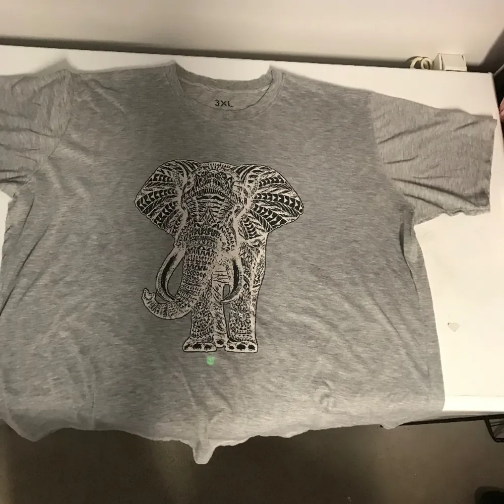 Grå T shirt med elefant. Ren och hel, storlek 3XL. T-shirts.